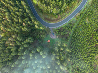 Stra&szlig;e durch Wald aus der Luftperspektive 