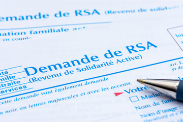 France : Formulaire de demande de RSA (Revenu de solidarité active), allocation assurant aux...