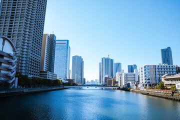 Obraz premium 高層マンションと運河