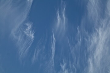 Białe chmury na tle błękitnego nieba