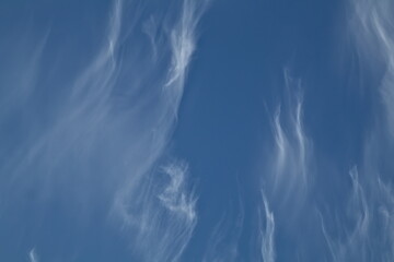 Białe chmury na tle błękitnego nieba