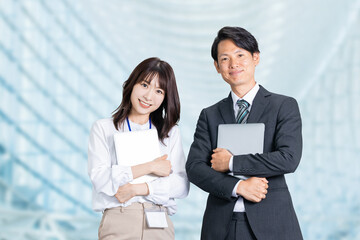 ノートパソコンを持つ男女の日本人ビジネスマン