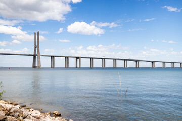 Ponte Vasco da Gama em Lisboa no Rio Tejo