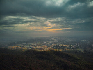 Obraz premium clouds over the capital city Islamabad of pakistan .