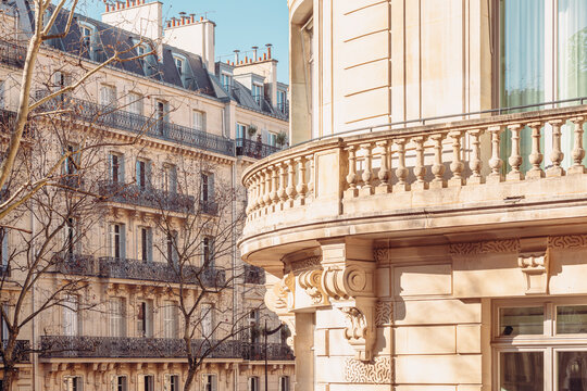 Fa&ccedil;ade d'immeuble haussmannien &agrave; Paris, cintr&eacute;e avec balcon
