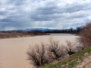 Obraz premium A silt-laden Colorado River flowing down from melting snow in western Colorado