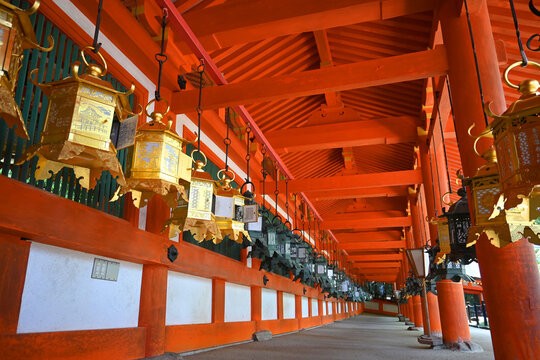 奈良市 春日大社東回廊の美しい釣燈籠