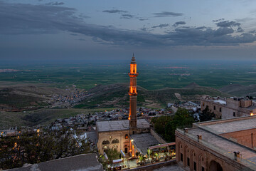 Fototapeta na wymiar Grand mosque and the plains of Mesopotamia in the background. Mardin city view, Old town, Turkey.