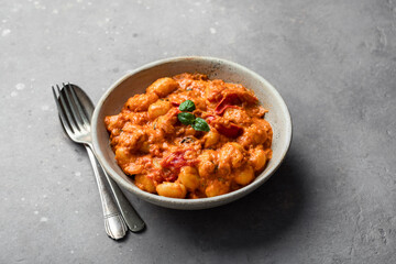 assiette de gnocchi sauce crémeuse tomate crème fraiche pesto fait maison 