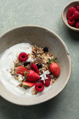 Bol de yaourt muesli fruits fraises framboises et granola
