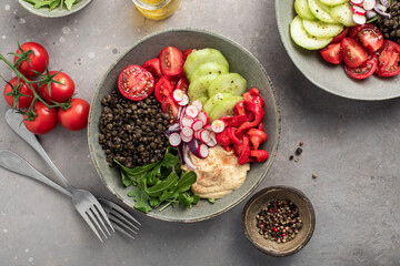buddha bowl assiette végétale crudités tomates concombre lentilles