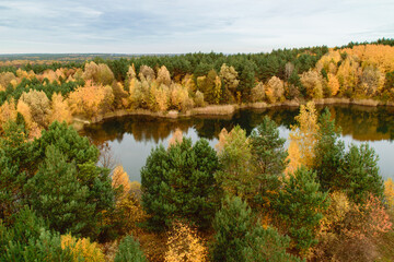 Jezioro w otoczeniu jesiennych drzew