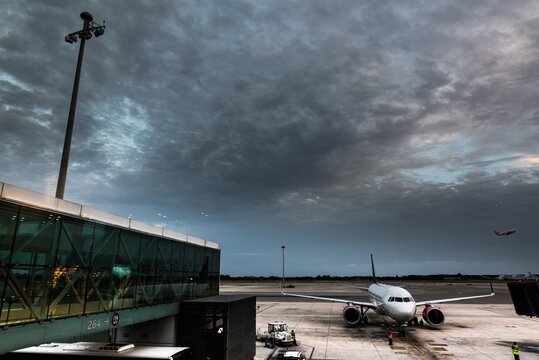 Avi&oacute;n en aeropuerto preparando el embarque para despegue.