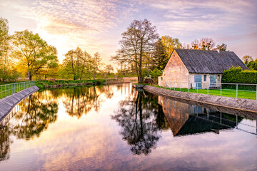 Obraz premium Old house on the bank of the canal. Rural landscape in Holland