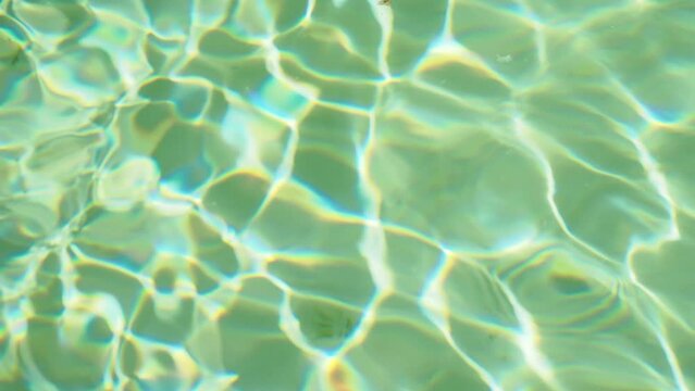 Agua cristalina turquesa piscina verano fresca con reflejos amplios ba&ntilde;o refrescante vacaciones