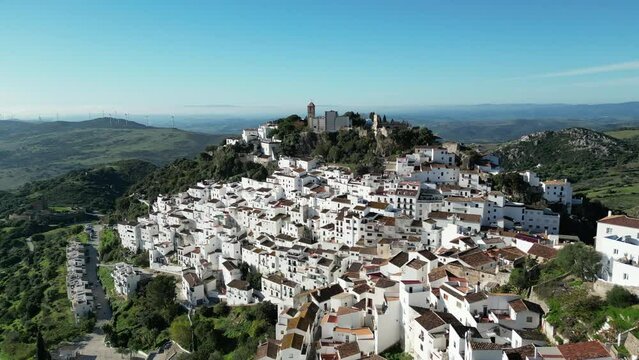 vista del bonito pueblo blanco de Casares en la provincia de M&aacute;laga, Espa&ntilde;a