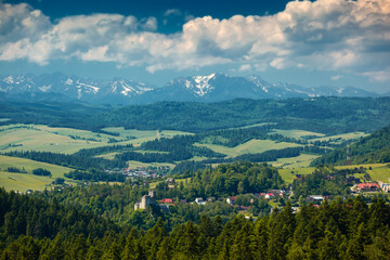 Bacówka w Czorsztynie i okolice. Piękny krajobraz z widokiem na lasy, pola, domy i niebo.