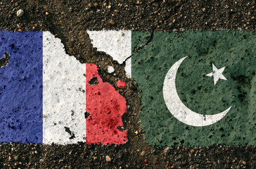 On the pavement there are images of the flags of France and Pakistan, as a symbol of confrontation.