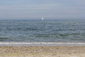 Samotny biały jacht na morzu
