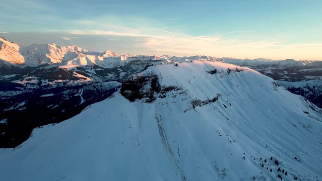Vue a&eacute;rienne par drone dans le Massif des Aravis, Combloux, Rh&ocirc;ne Alpes, France