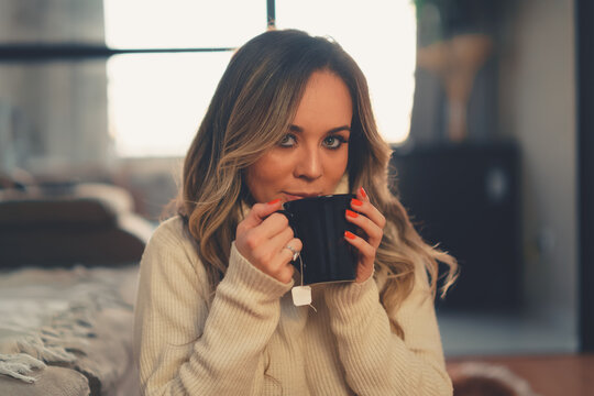 mulher tomando caf&eacute;