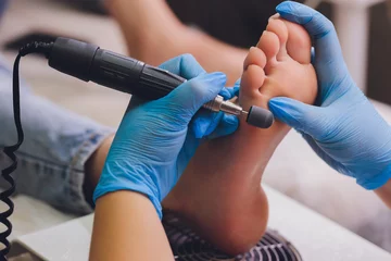 Foto op Canvas Process pedicure close-up, polishing feet, unrecognizable people. blurred face. © Евгений Вершинин