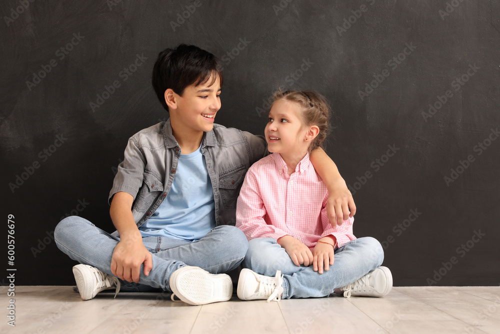 Poster Little children hugging near blackboard