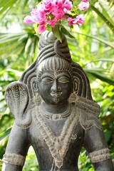 Fototapeta na wymiar Rzeźba boga albo bogini z hinduskiej kultury. Kamienny posąg z Tajlandii.Joga