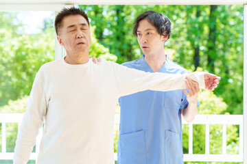 整体師から施術を受ける患者