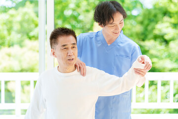整体師から施術を受ける患者