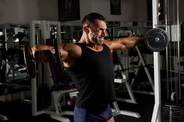 Fototapeta na wymiar Muscular Bodybuilder in The Gym