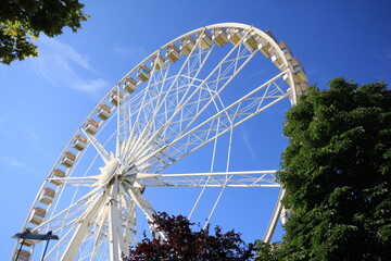 Fototapeta premium ferris wheel on a day