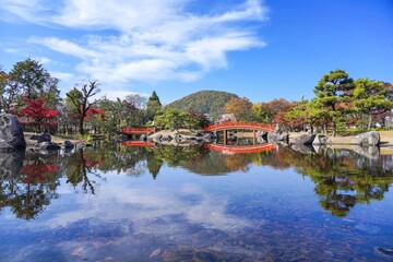 青空バックに見る秋の日本庭園の情景