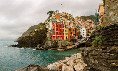 Fototapeta na wymiar Travel to Italy: colorful houses Riomaggiore village on the cliff.