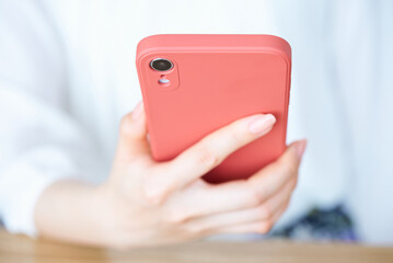 スマートフォンを操作する女性の手元