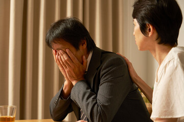 自宅で落ち込むサラリーマン