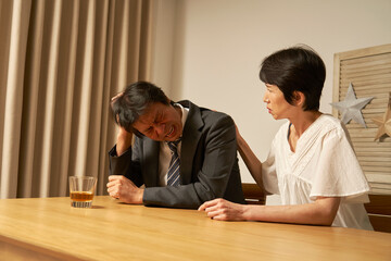 自宅で落ち込むサラリーマン