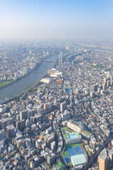 東京スカイツリー展望台から見た霞がかった東京風景