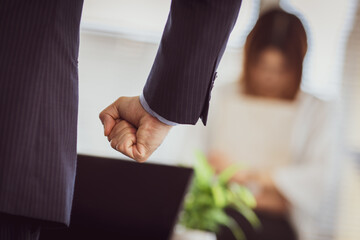 拳を握りしめるビジネスマン　怒り © 健二 中村