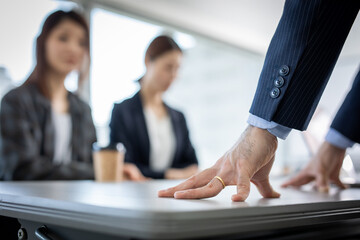 会議室で意見する会社員　	Business