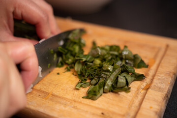Cortando albahaca para la comida