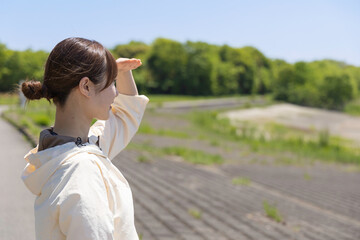 笑顔で公園を散歩する女性