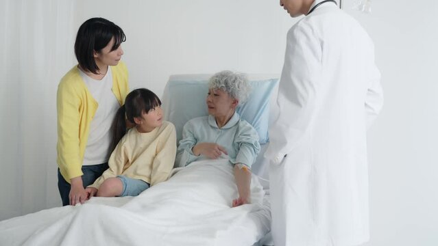 高齢の入院患者を見舞う家族と医師