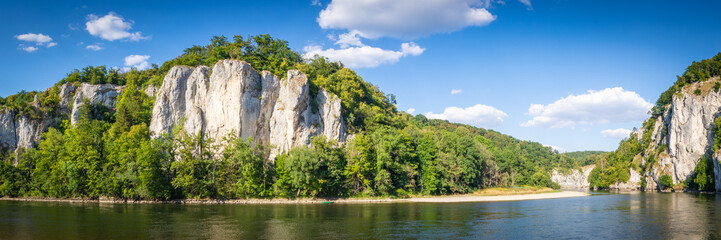 Fototapeta na wymiar Donaudurchbruch bei Weltenburg im Sommer - Donau Panorama