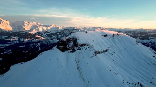 Vue a&eacute;rienne par drone dans le Massif des Aravis, Combloux, Rh&ocirc;ne Alpes, France