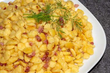 Schwäbische Spätzle (Knöpfle) mit Schinkenspeck