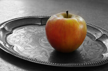 Apfel auf Silbertablett