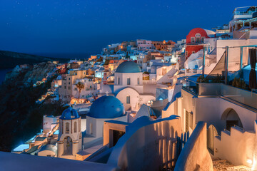 Fototapeta premium Paradise found in Santorini! This iconic image showcases the island's stunning blue domes, white houses, rugged caldera, and endless sea.
