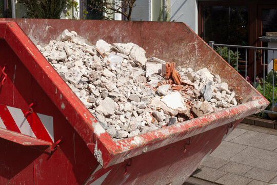 Bauschurtt und Sand in einer Absetzmulde f&uuml;r Bauschutt, Deutschland