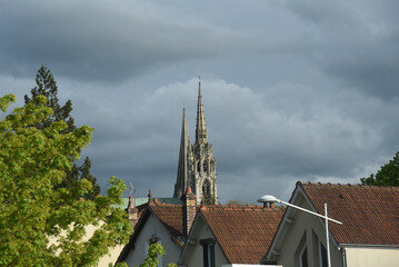 vue sur  les clochers de la cathédrale de Chartres sur un ciel d'orage